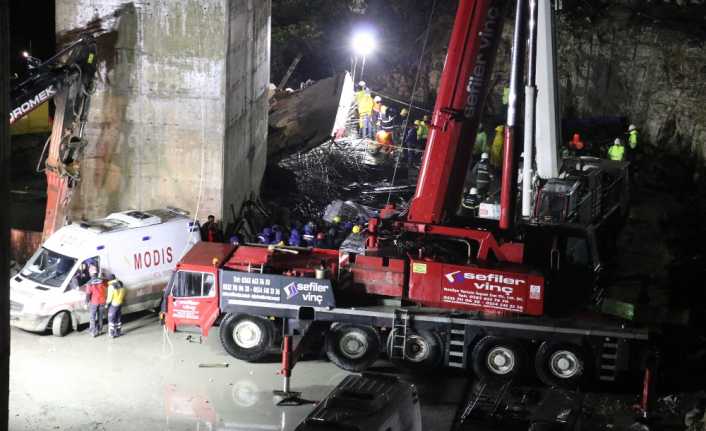 Kocaeli’nin Gebze ilçesinde Kuzey Marmara Otoyolu inşaatında çöken viyadüğün altında