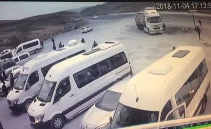 Van-Hakkari karayolunda otomobille yolcu minibüsünün çarpışması sonucu 1 kişinin hayatını