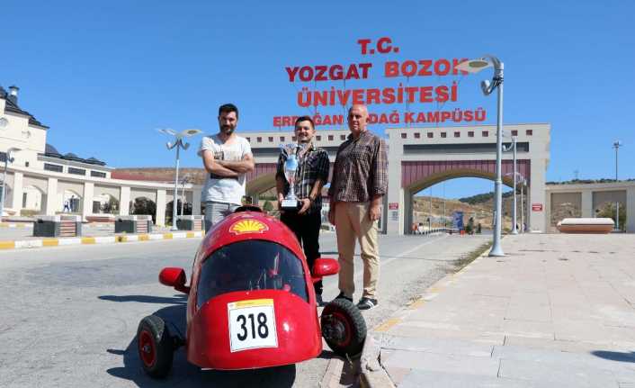 Bozok Üniversitesi Mühendislik Mimarlık Fakültesi Elektrik Elektronik Mühendisliği Bölümü öğrencileri,