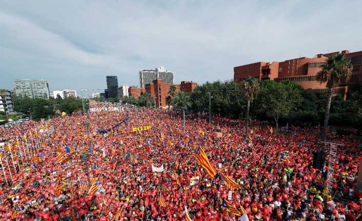 İspanya’nın Barselona şehrinde yaklaşık 1 milyon Katalan, Katalonya Milli Bayramı