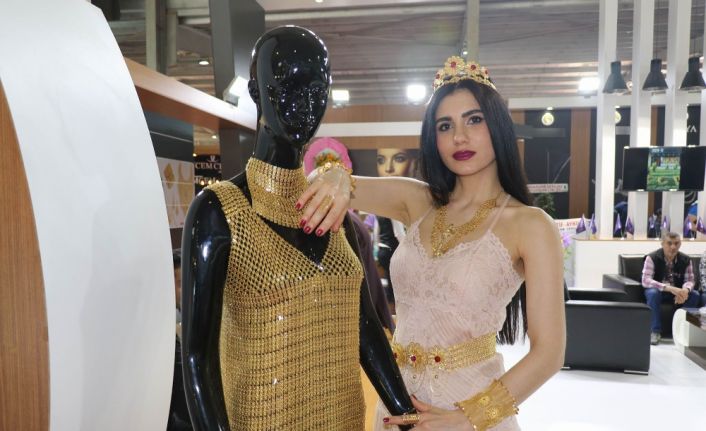 Diyarbakır’da dün başlayan 2. Mezopotamya Mücevher Fuarında sergilenen altın elbise