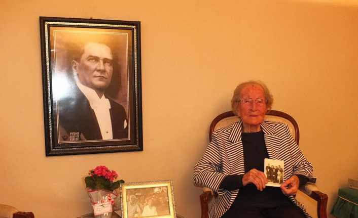 Balıkesir’in Gönen ilçesinde yaşayan emekli öğretmen Kıymet Gazez, bir asrı