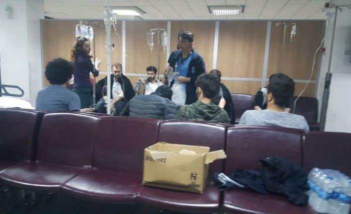 Bursa’da kaldıkları yurdun yemekhanesinde akşam yemeği yedikten sonra rahatsızlanan 109