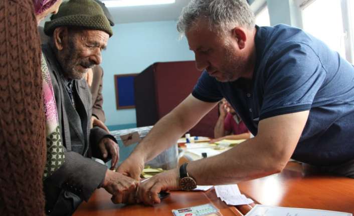 Ardahan’da yaşayan 109 yaşındaki Ahmet Özer, sandık başına giderek oyunu