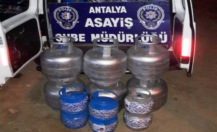 Antalya’da bir servis elemanı, çalıştığı iş yerinden 111 adet tüpü