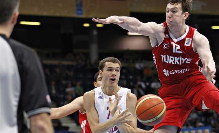 Almanya’nın Hamburg kentinde düzenlenen Super Cup mücadelesinde A Milli Erkek