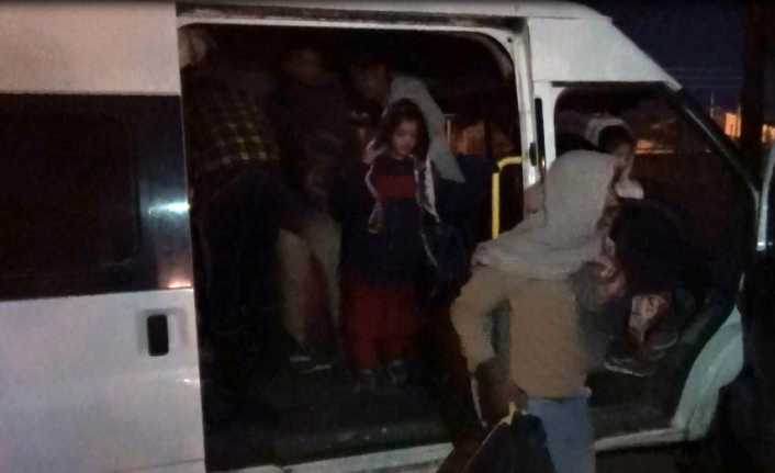 Erzurum’da 15 kişilik minibüsün içerisinden Afganistan ve Pakistan uyruklu 53