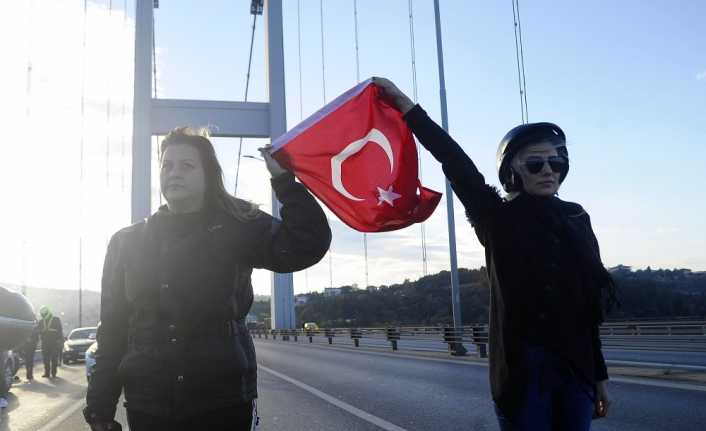 15 Temmuz Şehitler Köprüsü’nde siren seslerini duyan sürücüler, araçlarından inerek