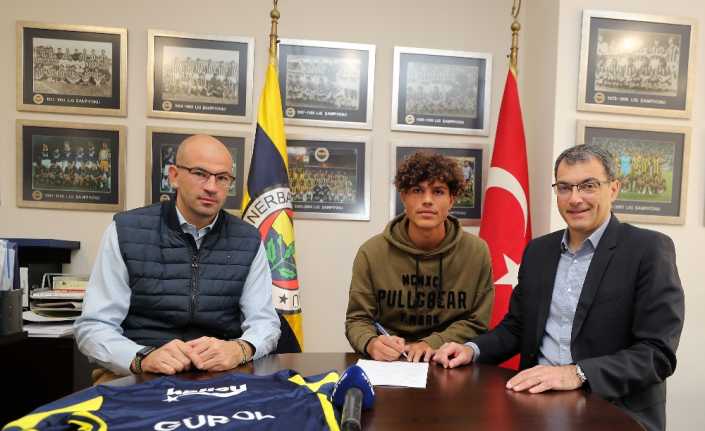 Fenerbahçe, altyapıda forma giyen Gürol Demirezen ile profesyonel sözleşme imzaladı.