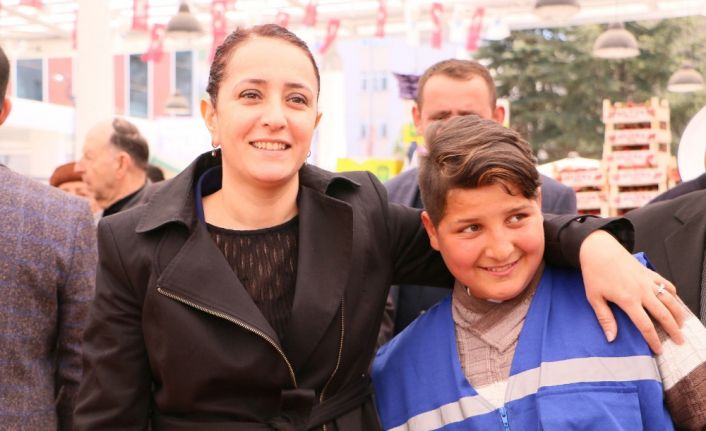 Ankara’nın Gölbaşı ilçesinde pazar yerinin açılışında türkü söyleyen 15 yaşındaki