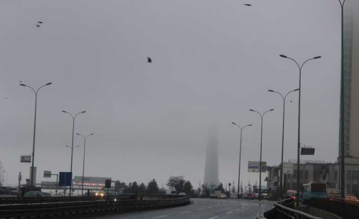 İstanbul’da sabah erken saatlerden itibaren yoğun sis trafikte bazı bölgelerde