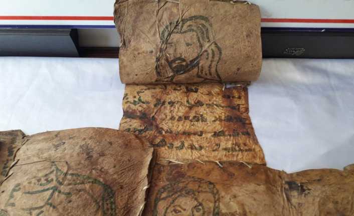 Hakkâri-Çukurca karayolunda durdurulan bir araçta yapılan aramada, tarihi İncil olduğu