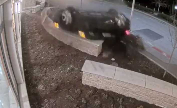 170 km hızla polis karakoluna uçtu ABD’nin Illinois eyaletinde uyuşturucu madde etkisi altındaki adam, otomobiliyle feci