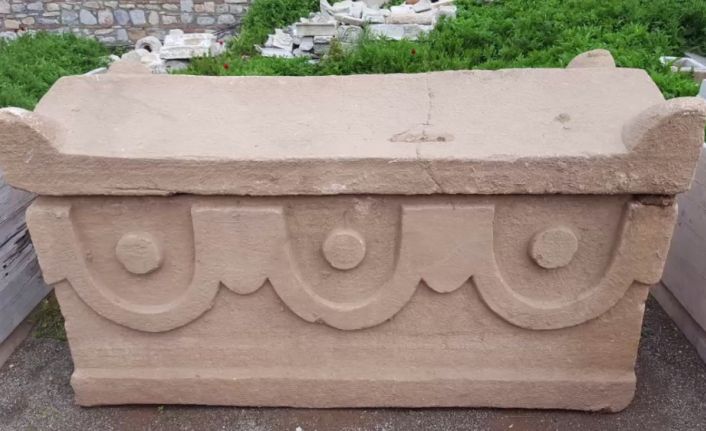 İzmir’in Selçuk ilçesinde kaçak kazıda buldukları Roma dönemine ait 1700