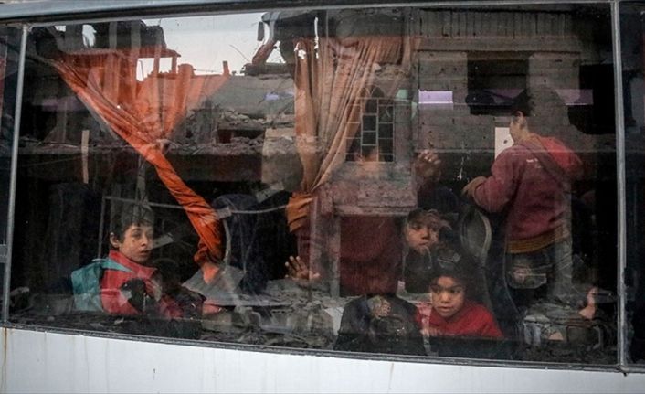 Suriye'deki Esed rejiminin ablukada tuttuğu Doğu Guta'dan ayrılmak zorunda kalanları