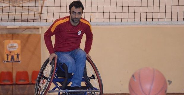 17 Ağustos 1999 Marmara Depremi'nde Yalova'da yıkılan 3 katlı binanın