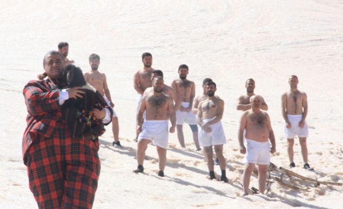 Ünlü türkücü Aydın Aydın, 2 bin 600 rakımda kar banyosu