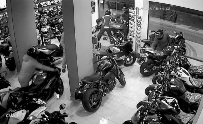 Balıkesir’de bir motosiklet bayisine giren 6 hırsız 2 buçuk dakikada