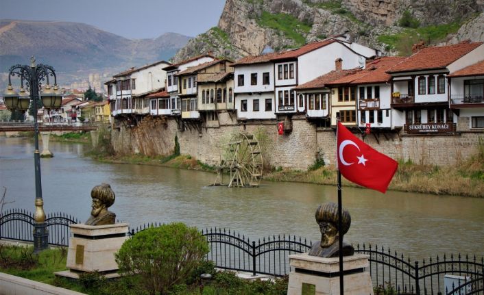 Amasya’da Yeşilırmak kıyısındaki 200 yıllık tarihi konaklar, 2 bin yıllık