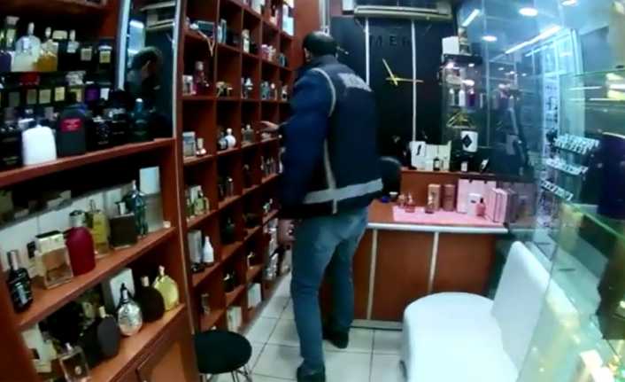 İstanbul Tahtakale’de 250 polisin katılımı ile kaçakçılara yönelik operasyon düzenlendi.