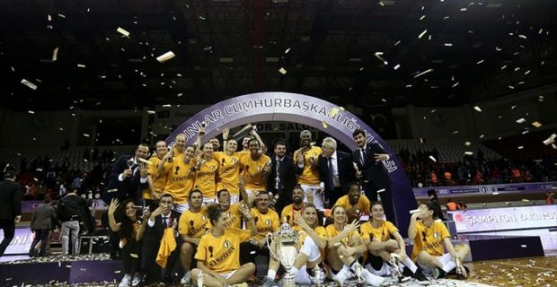Basketbolda 25. Kadınlar Cumhurbaşkanlığı Kupası'nı Fenerbahçe'yi 75-59 mağlup eden Yakın