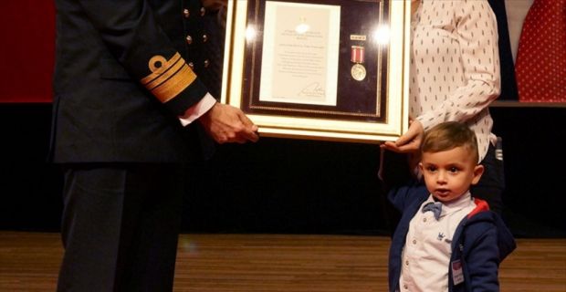 Cumhurbaşkanlığınca verilen Devlet Övünç Madalyası, şehit aileleri ve gazilere törenle