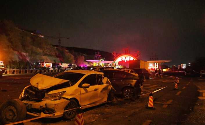 Çin’de bir kamyon şoförünün direksiyon hakimiyetini kaybetmesi sonucu 26 araç