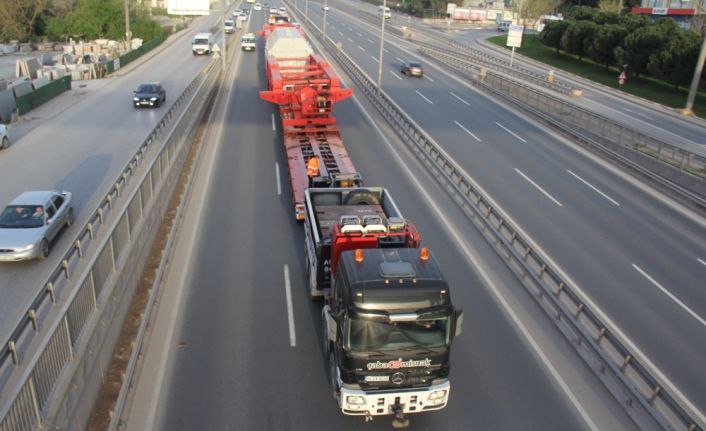 Kocaeli’nin Gebze ilçesinden Derince Liman’ına 95 tonluk trafo taşıyan 280