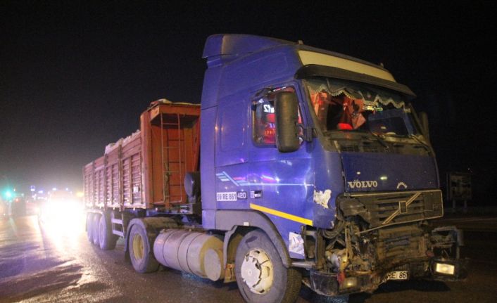 Kocaeli’nin Kartepe ilçesinde kırmızı ışıkta geçtiği iddia edilen otomobil, karşı