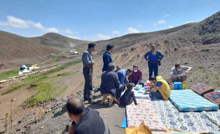 Erzincan'ın Tercan ilçesinde aşı ekipleri 3 bin rakımlı yaylada vatandaşlara