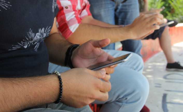 Yrd. Doç. Dr. Rıdvan Üney, 3 çocuktan 2’sinin akıllı telefon