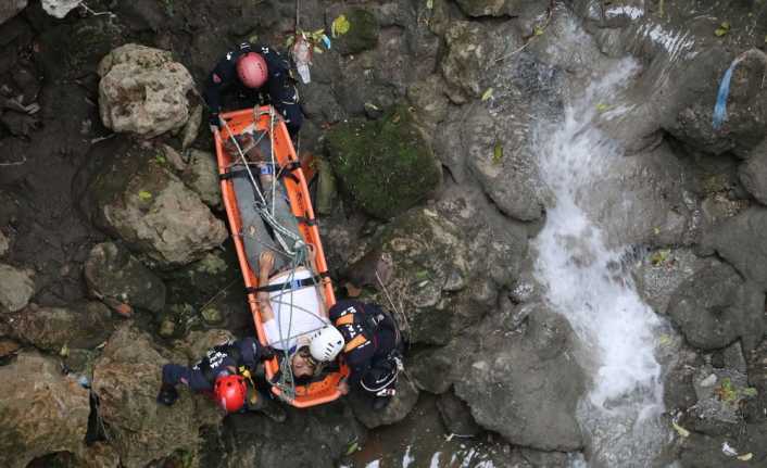Antalya’da 30 metrelik Kadın Yarı Kanyonu’na düşen genç itfaiye ve