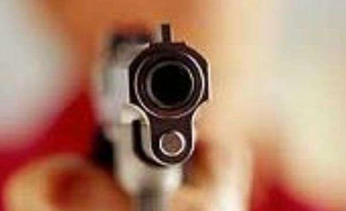 Yozgat’ın Akdağmadeni ilçesinde cinnet getiren şahıs, eşini uyuduğu sırada silahla