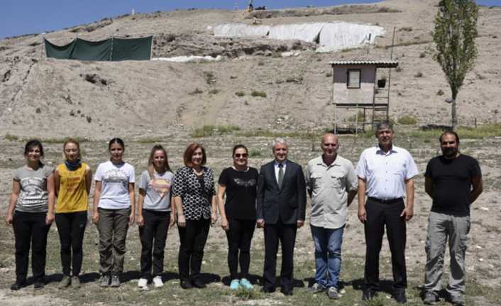 Anadolu Üniversitesi öğretim üyelerinin çalışmalar yaptığı Şarhöyük Kazı Alanı’nda bulunan