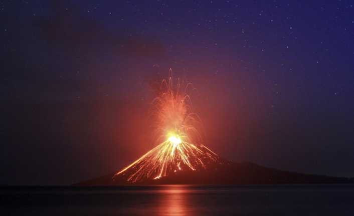 Endonezya’daki Anak Krakatau Yanardağı cuma gününden beri 44 kez lav