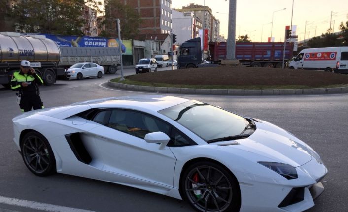 Samsun’da yaklaşık 4 milyon TL değerinde olan lüks otomobile, abart