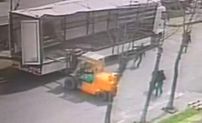 İstanbul Beylikdüzü’nde 4 tonluk makine, forklift ile indirilmek istendiği esnada,