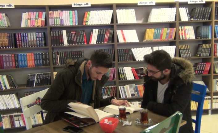 40 bin kitap ile Kitap Kafe açtı Halka kitap okuma alışkanlığı kazandırmak amacıyla yola çıkan Yakup Mete,
