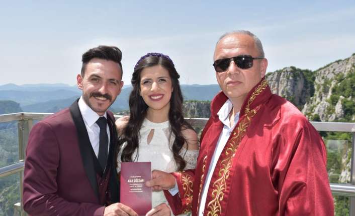 Kastamonu’nun Azdavay ilçesinde cam teras üzerinde ilk nikah kıyıldı. Çiftler,