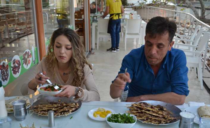 Denizli’de bir çöp şişçi tarafından düzenlenen yarışmada 48 dakikada 320