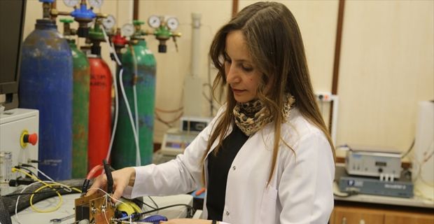 Erzurum'da Atatürk Üniversitesinde bir öğretim üyesi, geliştirdiği nanomalzemeler aracılığıyla elektrikle