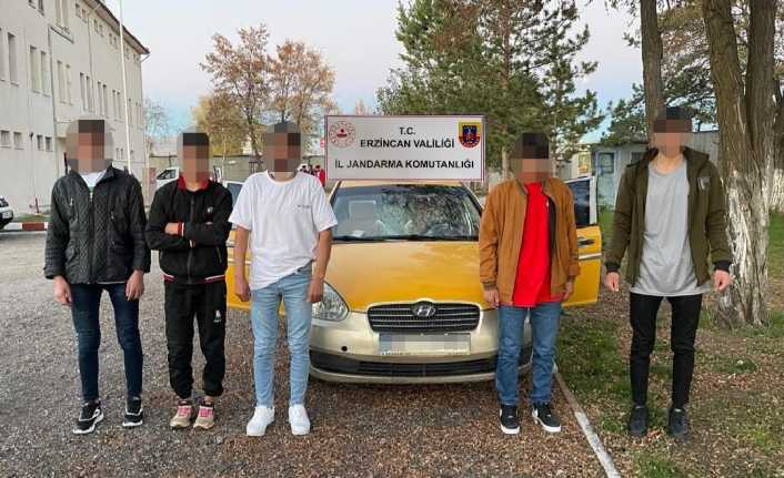 Jandarmanın "dur" ihtarına uymayıp kaçmak isteyen taksi, ekiplerin kovalamacasıyla durduruldu.