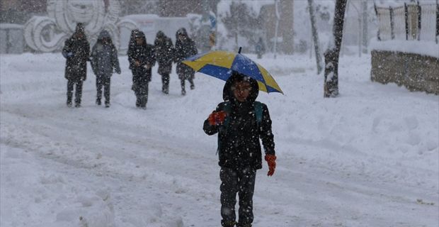 Beş ilde etkili olan kar yağışı ve olumsuz hava koşulları