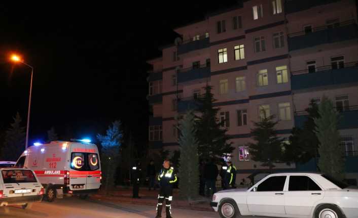Niğde’de bir apartmanın beşinci katından düşen yaşlı adam hayatını kaybetti.