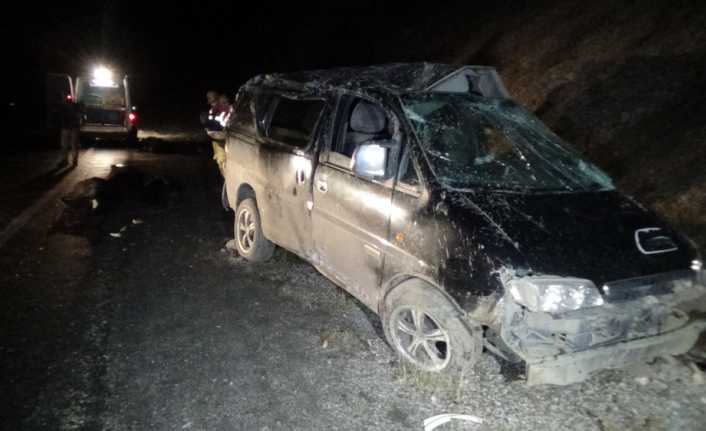 Van’ın Bahçesaray ilçesinde kaçak göçmenleri taşıyan minibüs şarampole devrilmiş, 5