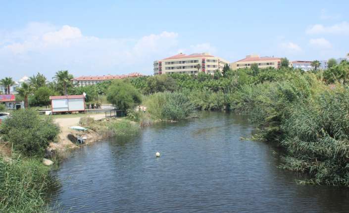 Antalya’nın Manavgat ilçesinde 5 yıldızlı otellerin arasından denize dökülen Ilıca-Kumköy