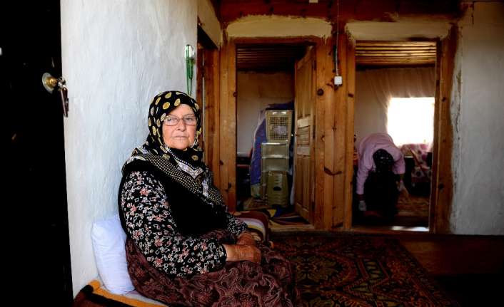78 yaşındaki Bahriye Aydın, Bursa’nın dağ köyünde yaklaşık 50 yıldır
