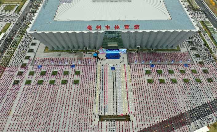 Çin’in Bozhou kentinde bir araya gelen 500 bin kişi hep