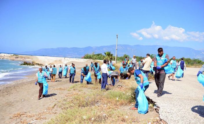 Antalya’nın Kumluca ilçesinde denetimli serbestlikten yararlanan 52 hükümlü sahilde çevre
