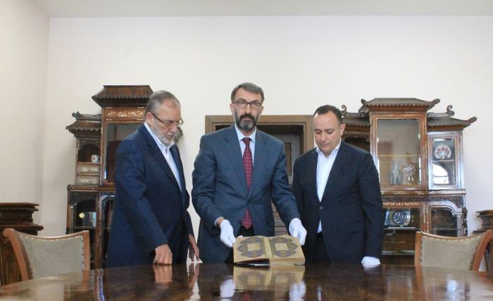 Hattat Şükrullah Halife tarafından yazılmış olan 524 yıllık Kur’an-ı Kerim,